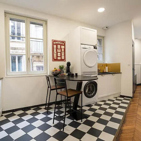 Appartement Madeleine's - Family&Group Apartments in Bordeaux's Historic Centre *